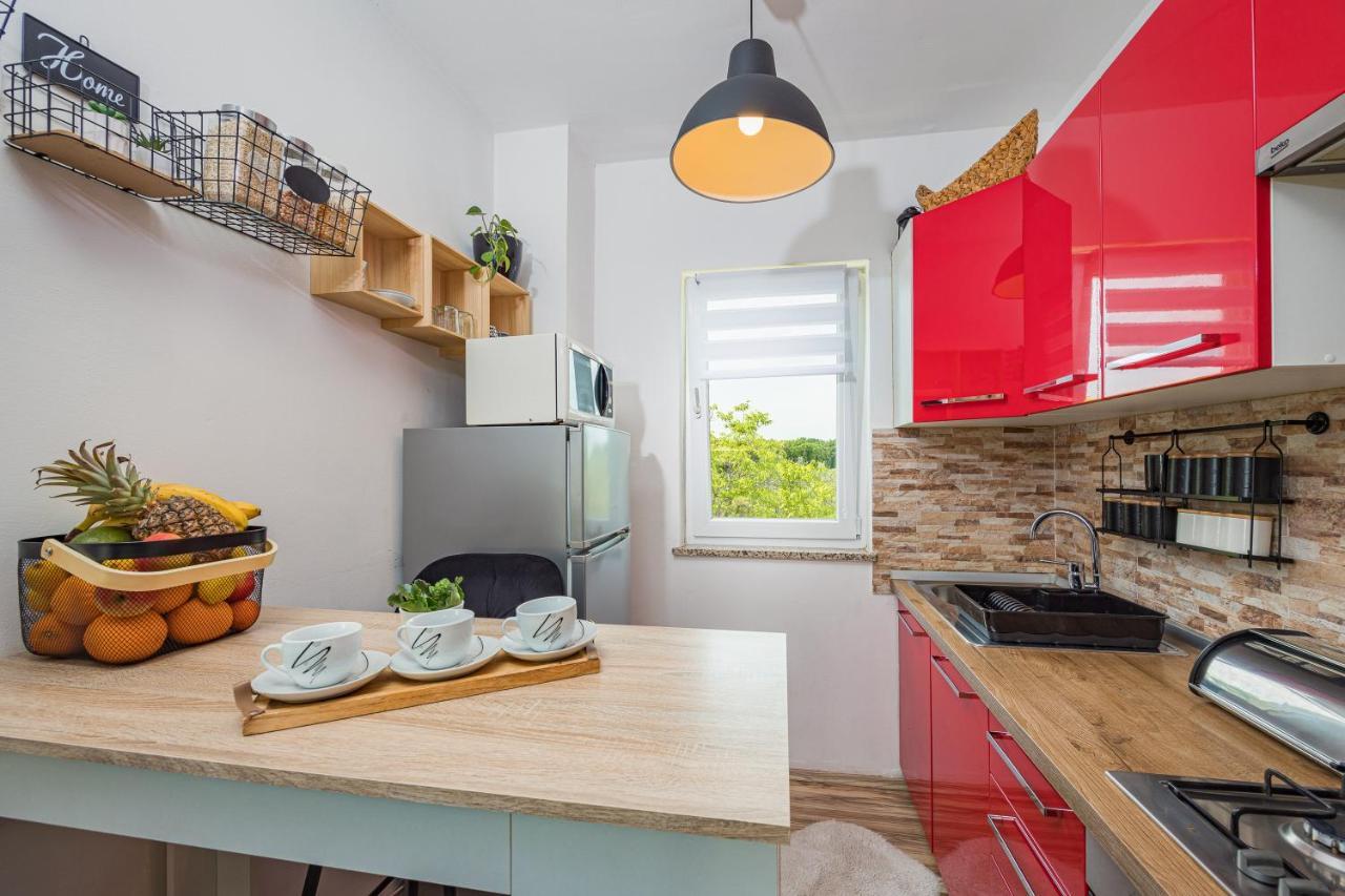Studio Apartman Marly Apartment พูลา ภายนอก รูปภาพ