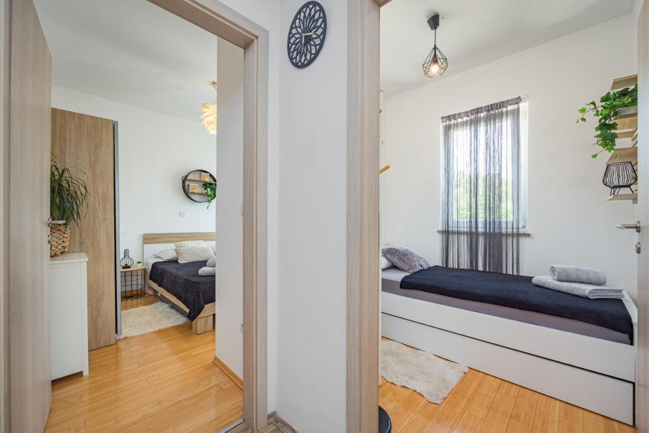 Studio Apartman Marly Apartment พูลา ภายนอก รูปภาพ